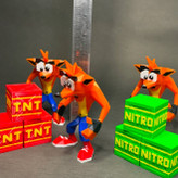 فیکور شخصیت کراش بندیکوت به همراه یک عدد جعبه نیترو و TNT