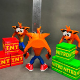 فیکور شخصیت کراش بندیکوت به همراه یک عدد جعبه نیترو و TNT