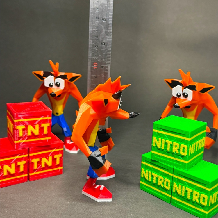 فیکور شخصیت کراش بندیکوت به همراه یک عدد جعبه نیترو و TNT