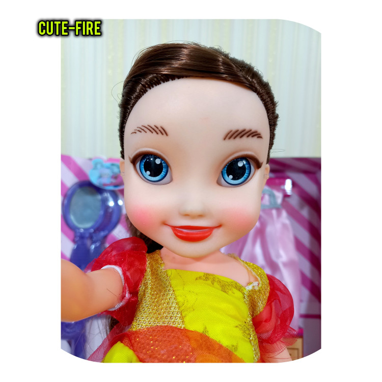 عروسک دختر مو بلند چشم تیله ای درشت صورت گوشتی چراغدار موزیکال همراه با یک دست لباس اضافه، کمد دیواری و آینه و برس