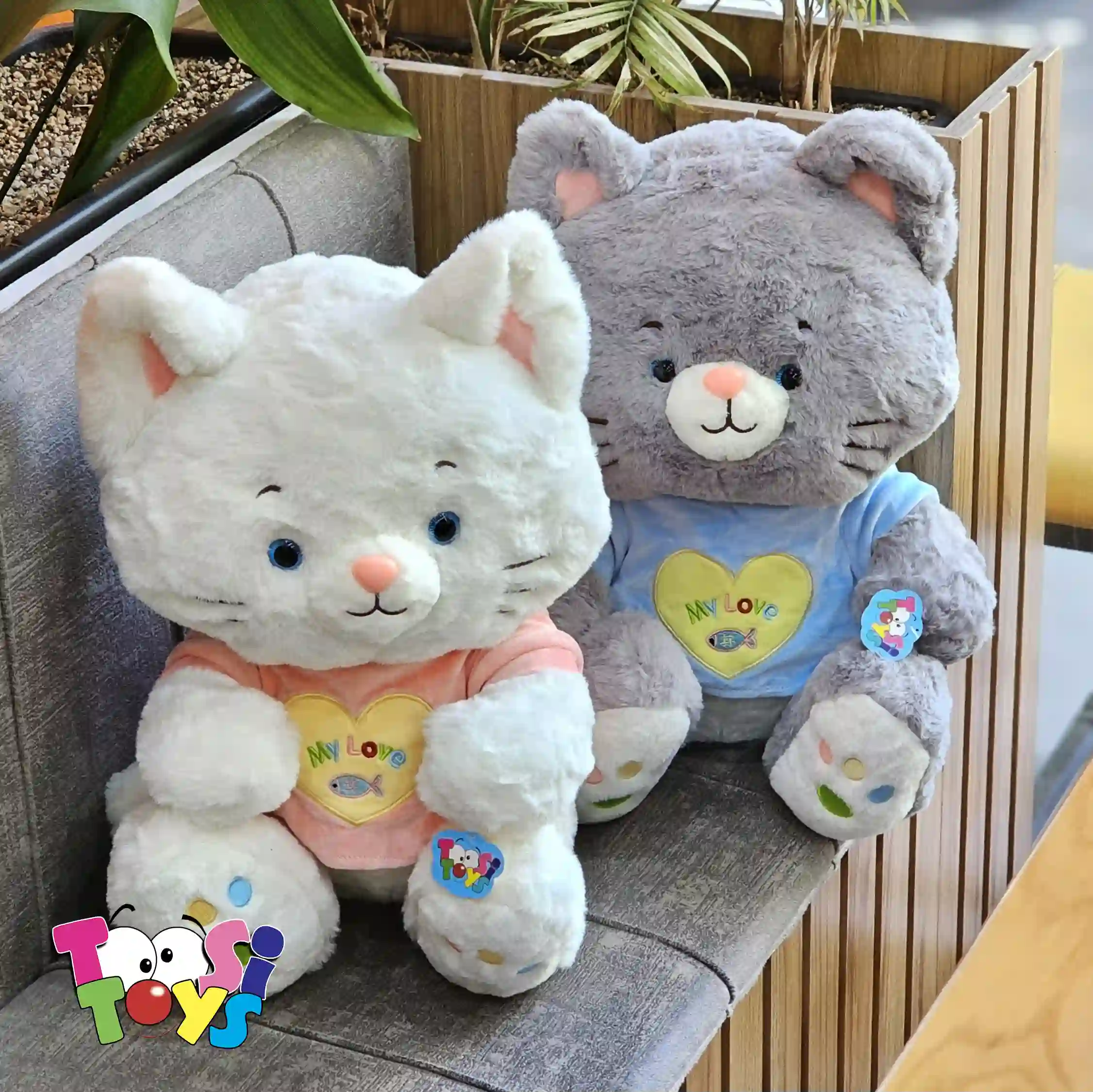 عروسک گربه نشسته لباس دار