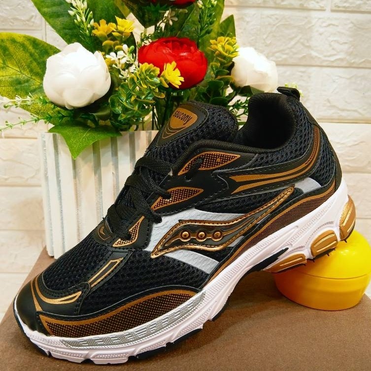 کتونی زنانه ساکونی مناسب ورزش و پیاده روی saucony