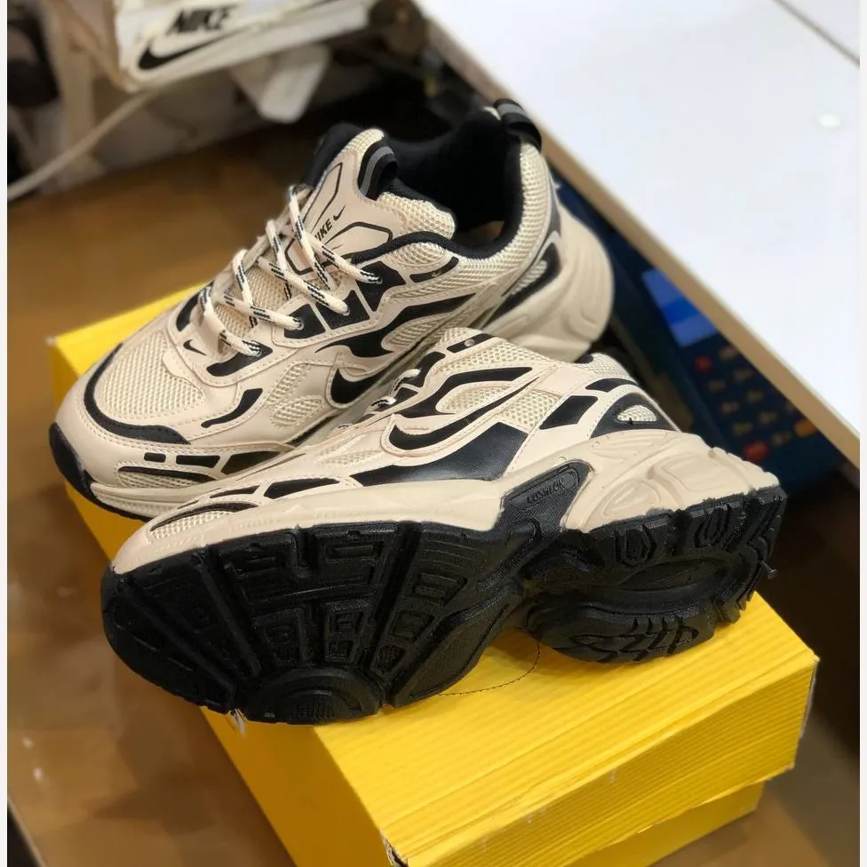 کفش اسپرت نایک مدل ورمر رنگ کرم مشکی با زیره سبک و رویه تنفسی
