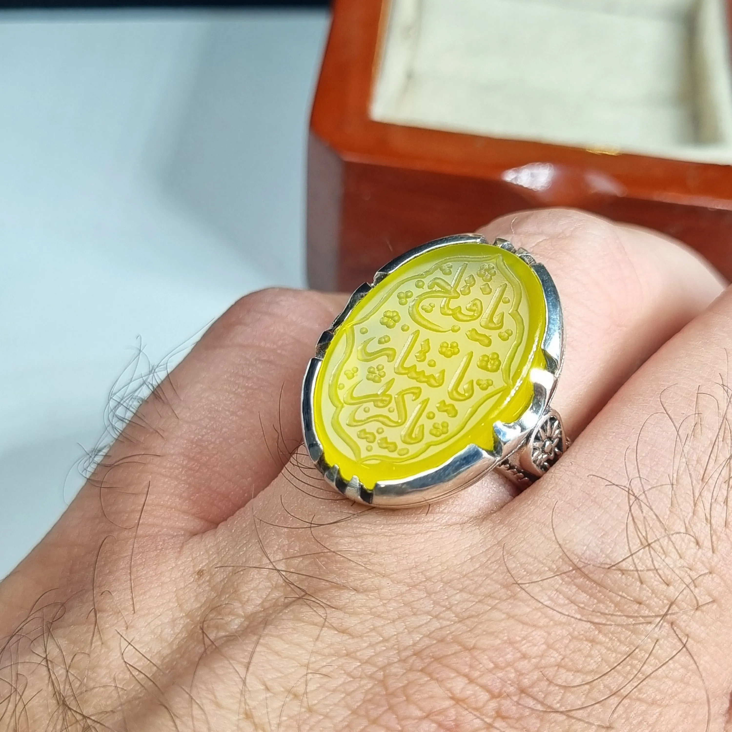 انگشتر نقره مردانه عقیق زرد عیار 925 با حکاکی دست استاد فتح سایز 18 در 25