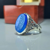 انگشتر نقره مردانه عقیق آبی با حکاکی برجسته امیری حسین و نعم الامیر عیار 925