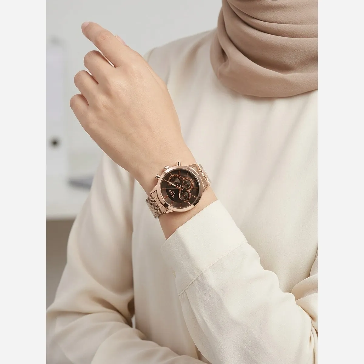 ساعت مچی زنانه سیکو طرح سه موتور صفحه مشکی رزگلد با تقویم و موتور ژاپن (3)