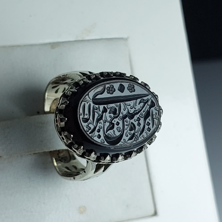 انگشتر آلیاژی باسنگ عقیق مشکی حکاکی امیری حسین ونعم الامیر کد 5565
