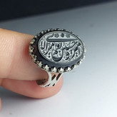انگشتر آلیاژی باسنگ عقیق مشکی حکاکی امیری حسین ونعم الامیر کد 5565