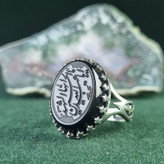 انگشتر نقره عقیق مشکی مردانه مدل سرنیزه طرح حکاکی یا اباعبدالله ایها الحسین الشهید کد 441