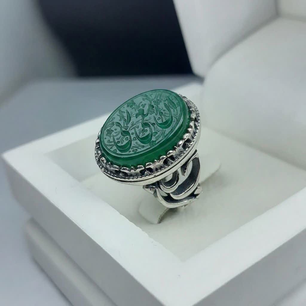 خرید انگشتر آلیاژی عقیق سبز حکاکی «إنّ معی ربی» | نمادی از آرامش، توکل و استایل خاص کد 5142