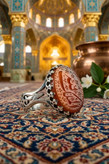 خرید انگشتر نقره عقیق قرمز با حکاکی «الملک لله» و رکاب نیزهای | ترکیبی از شکوه، انرژی، معنویت و جذابیت مردانه کد 4180
