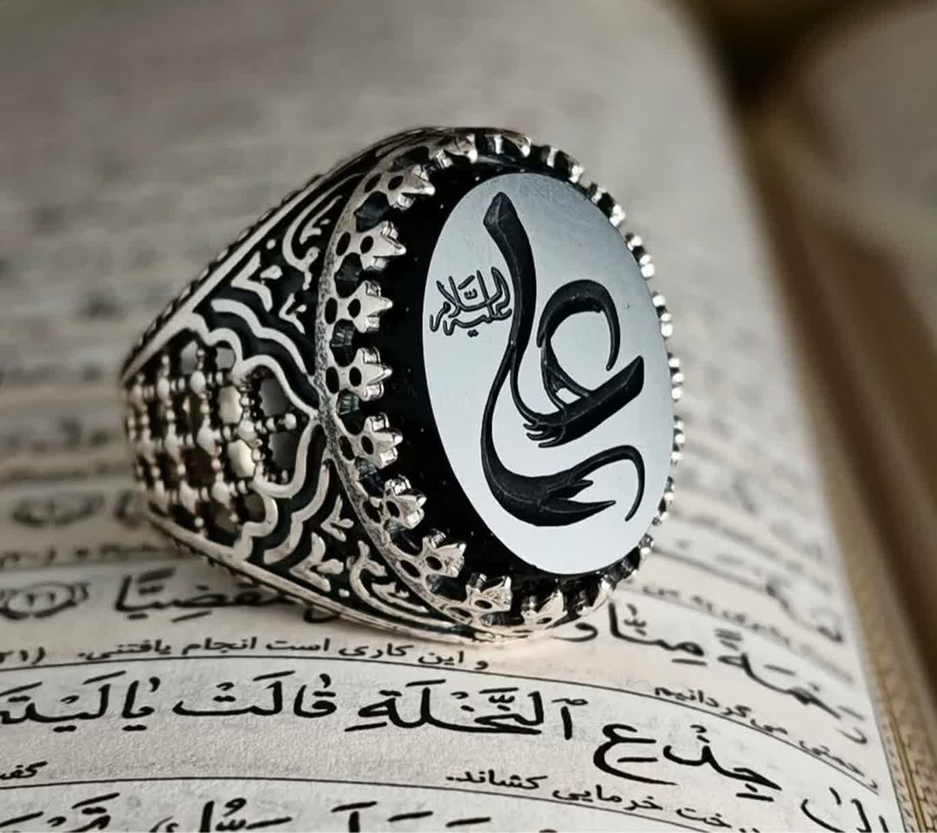 انگشتر نقره عقیق مشکی با حکاکی «علی (ع)» و رکاب طرح ضریح، ترکیبی بینظیر از هنر، اصالت و ارادت است که تجربهای منحصر به