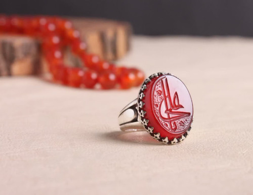 انگشتر آلیاژی عقیق قرمز با حکاکی «یا علی» یکی از زیباترین و معنویترین مدلهای انگشتر مردانه است که جلوهای سنتی و در عی