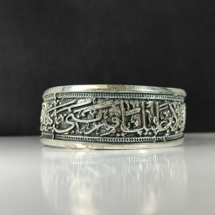 دستبند آلیاژی حکاکی السلام علیک یا قمر بنی هاشم؛ تجلی صلابت و ارادت کد 3910