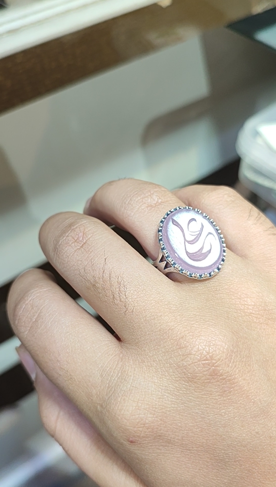 انگشتر مردانه عقیق سوسنی با رکاب الیاژی با حکاکی علی کد 8139