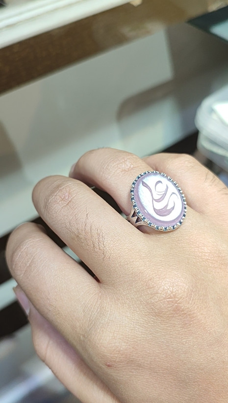 انگشتر مردانه عقیق سوسنی با رکاب الیاژی با حکاکی علی کد 8139