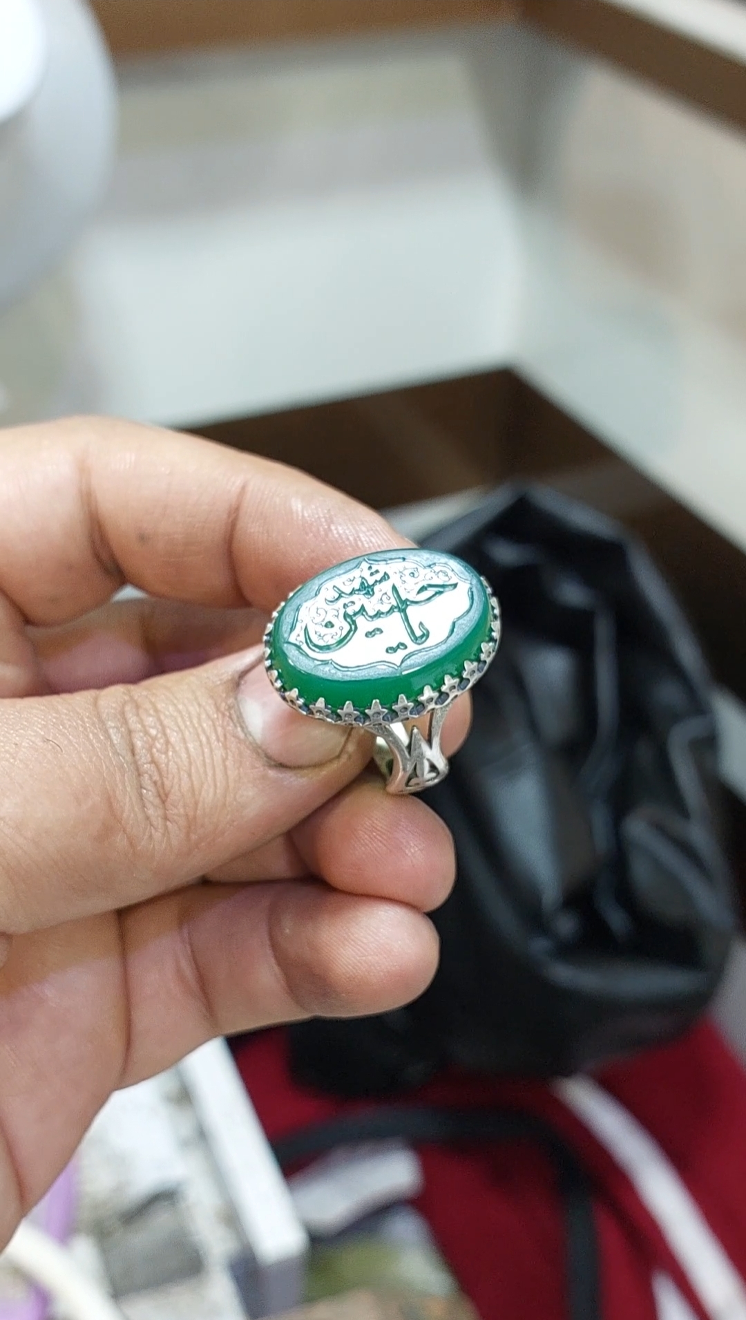 خرید انگشتر عقیق سبز حکاکی یا حسین شهید؛ طرح رکاب نیزه (نماد حماسه و ارادت) کد 2384