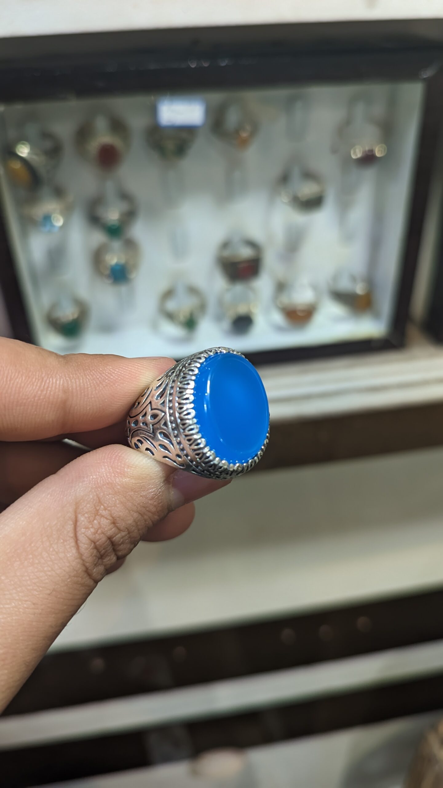 خرید انگشتر عقیق آبی (کبود) با رکاب پرکار و سلطنتی؛ نماد آرامش و وقار کد 2381