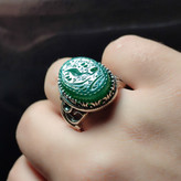 انگشتر عقیق سبز حکاکی "یا رقیه" با رکاب منقش به "یا حسین" کد 2149