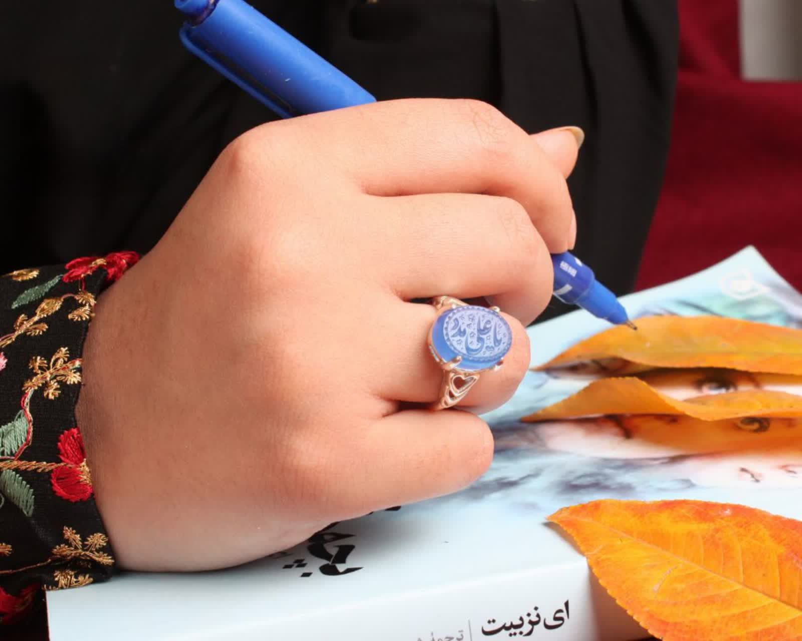 خرید انگشتر نقره زنانه عقیق آبی با حکاکی "یا علی مدد"؛ آرامش و تکیهگاه کد 2073