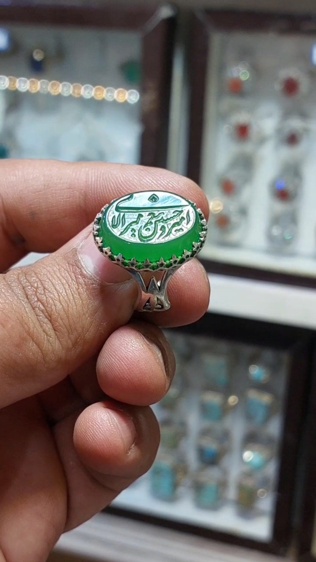 انگشتر عقیق سبز اصل با حکاکی "امیری حسین و نعم الامیر" کد 2043