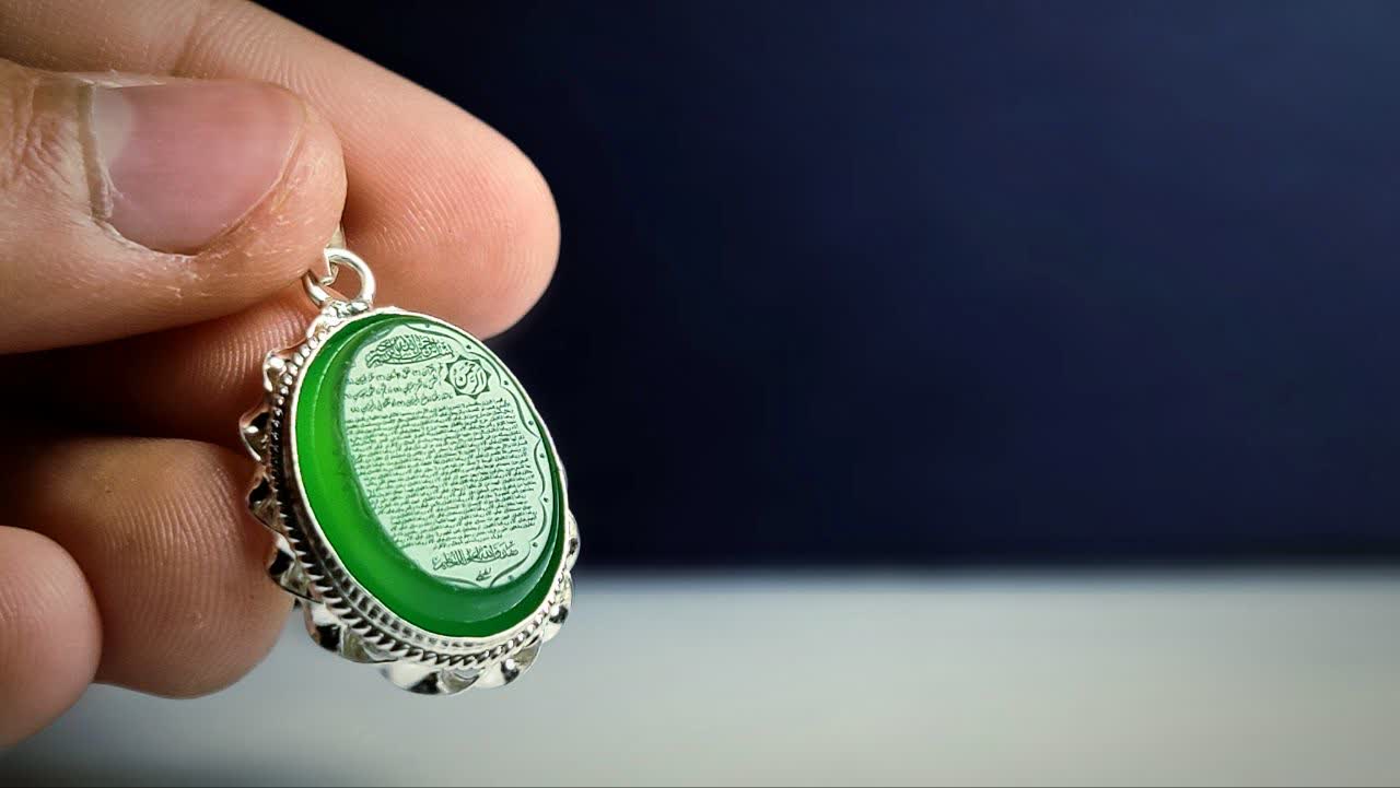 مدال نقره عقیق سبز با حکاکی مبارک "الرحمن" کد 2034