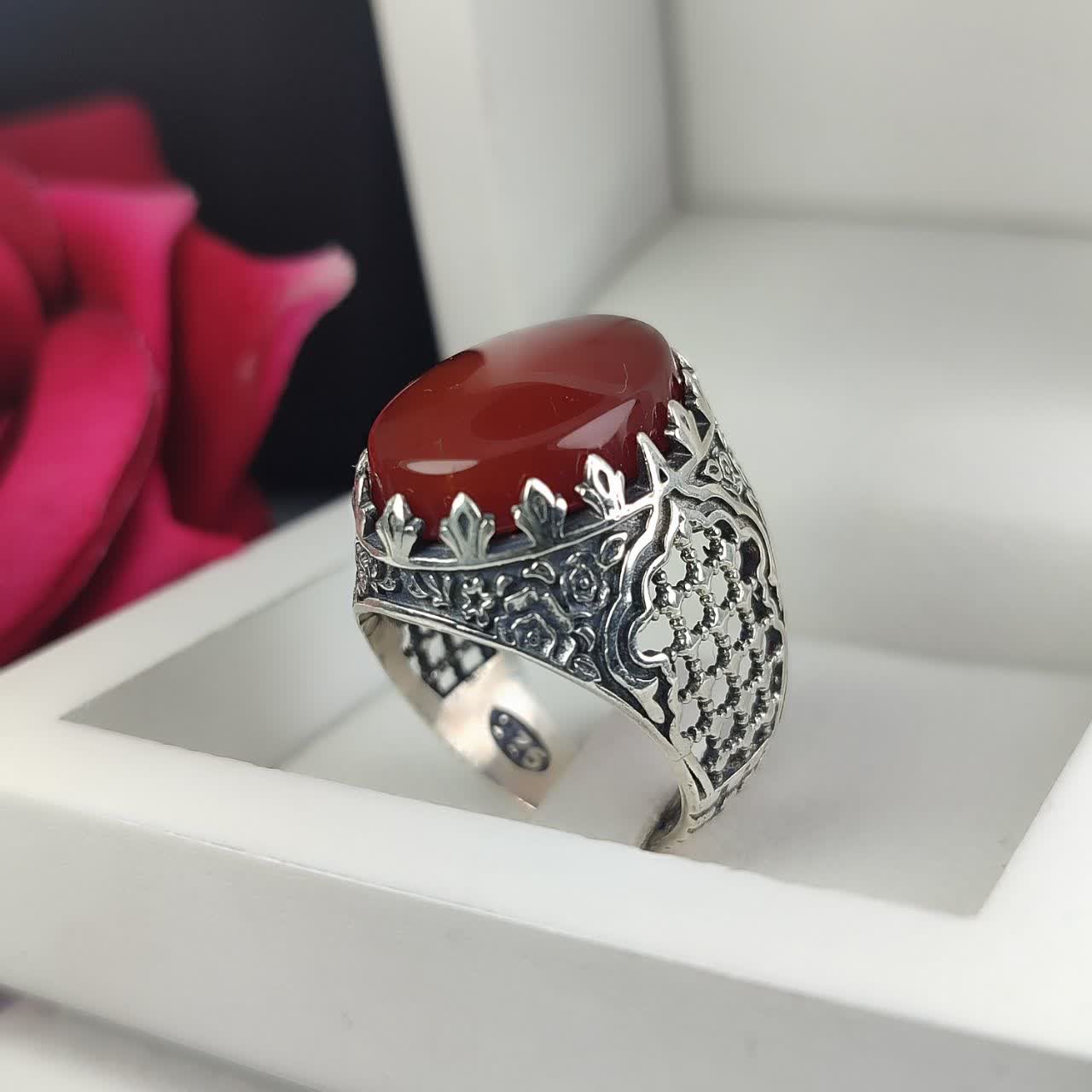 خرید انگشتر عقیق قرمز مردانه با رکاب طرح ضریح؛ هنر معماری بر دستان شما کد 2005
