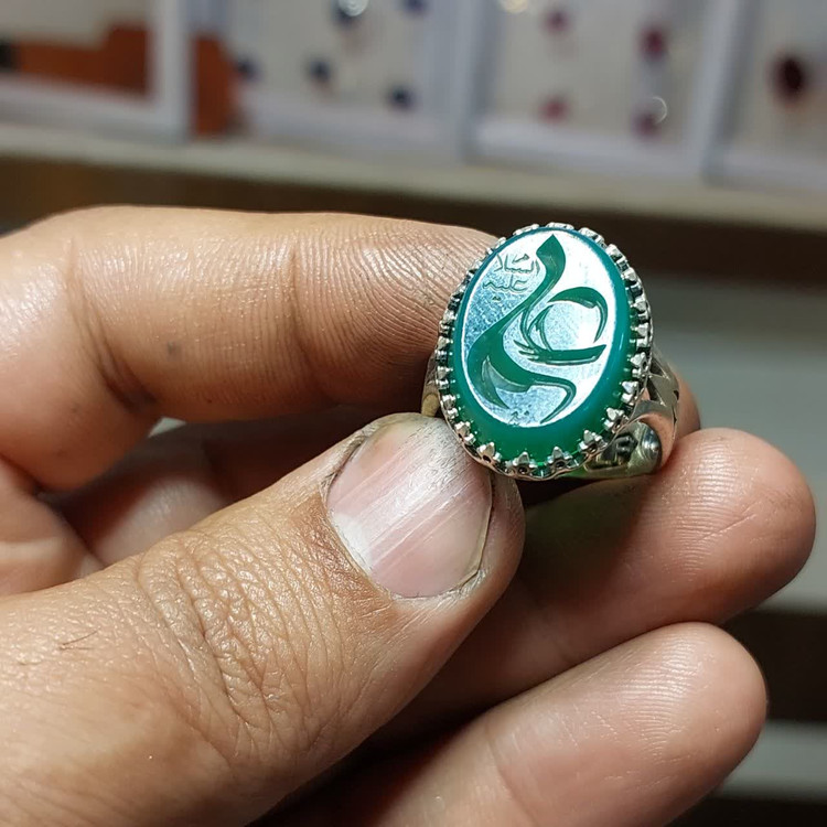 خرید انگشتر عقیق سبز اصل با حکاکی نام علی (ع) - رکاب طرح نیزه کد 1887