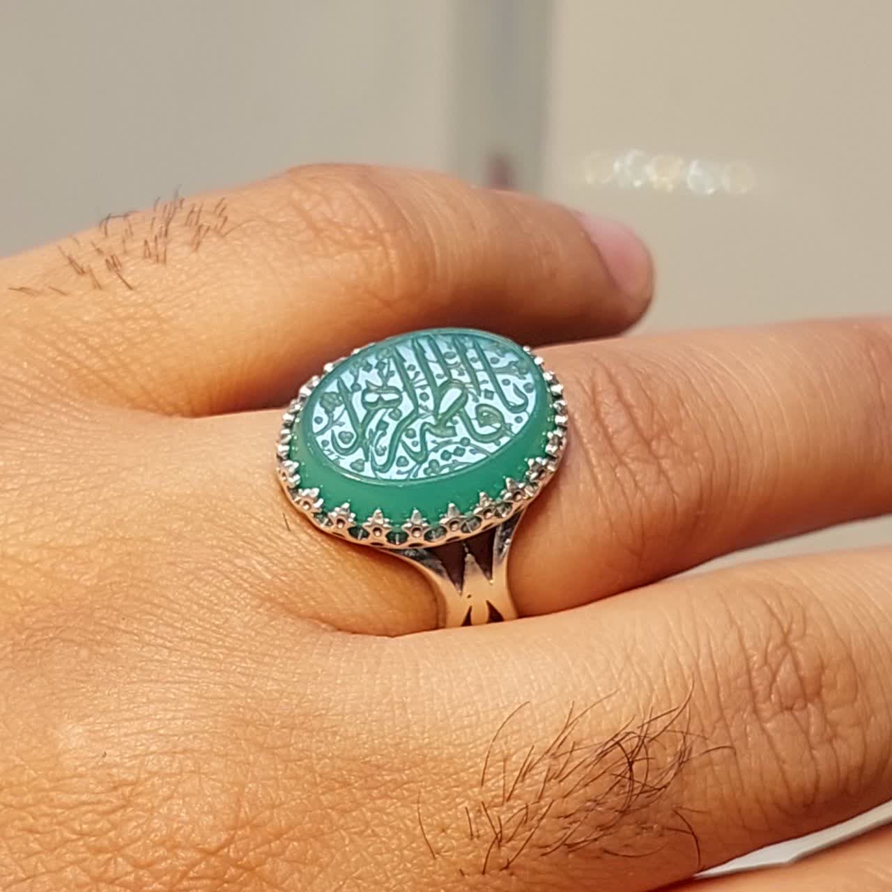 خرید انگشتر عقیق سبز خطی اصل؛ حکاکی «یا فاطمه» و رکاب طرح نیزه کد 1842