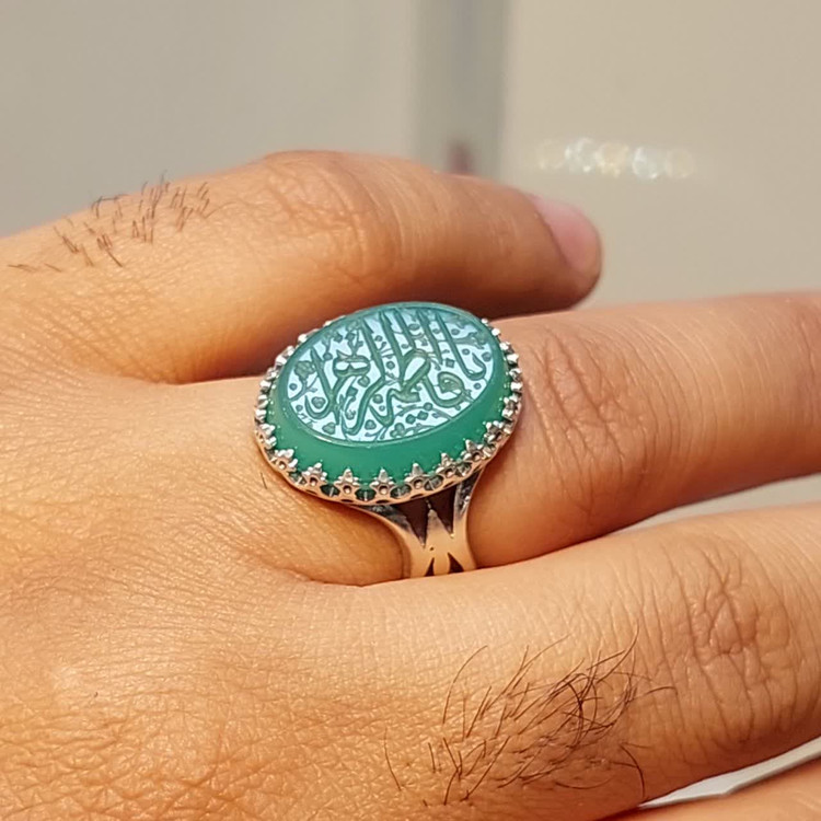 خرید انگشتر عقیق سبز خطی اصل؛ حکاکی «یا فاطمه» و رکاب طرح نیزه کد 1842