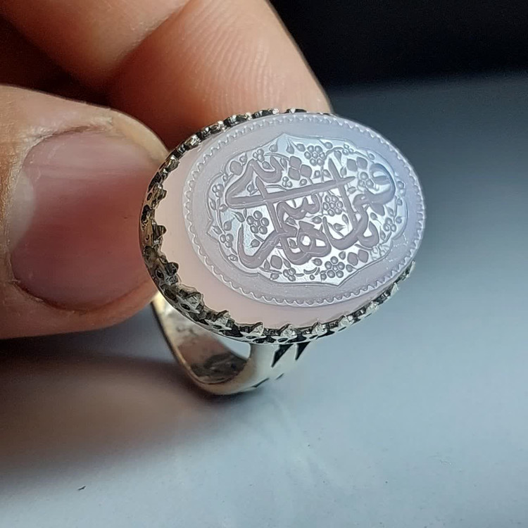 خرید انگشتر عقیق سوسنی خطی با نقش «یا قمر بنی هاشم»؛ تجلی وفا و زیبایی کد 4260