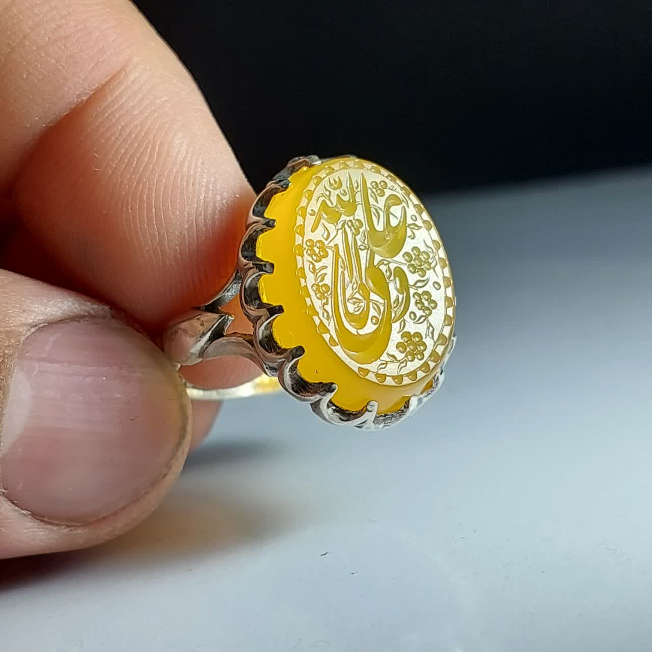 خرید انگشتر عقیق زرد خطی اصل؛ نگین ولایت با نقش «یا علی ولی الله» کد 4255