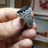 انگشتر عقیق مشکی مردانه "پرچم حیدری" – متبرک به نام و رکاب "علی" کد 2403