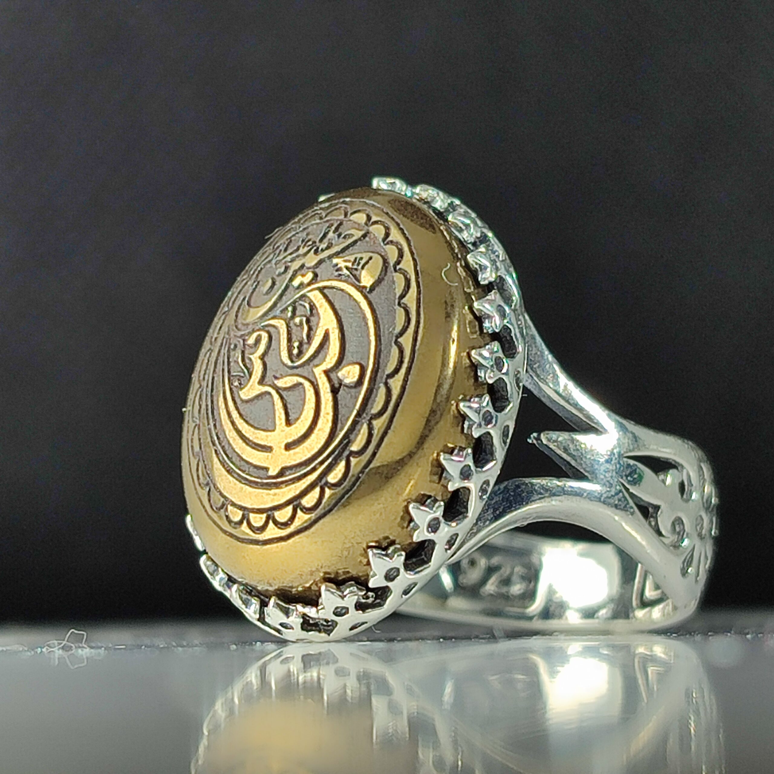 انگشتر نقره باسنگ حدید حکاکی حسین علیه السلام - زهرا - رقیه- عباس کد 3496