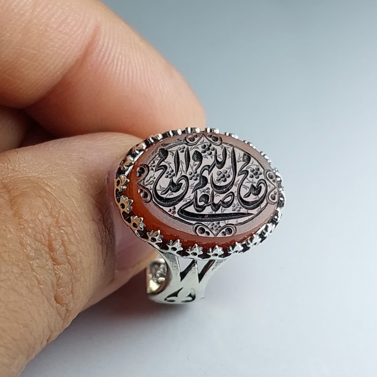 انگشتر عقیق قرمز حکاکی ذکر صلوات رکاب آلیاژی باکیفیت  کد 3809