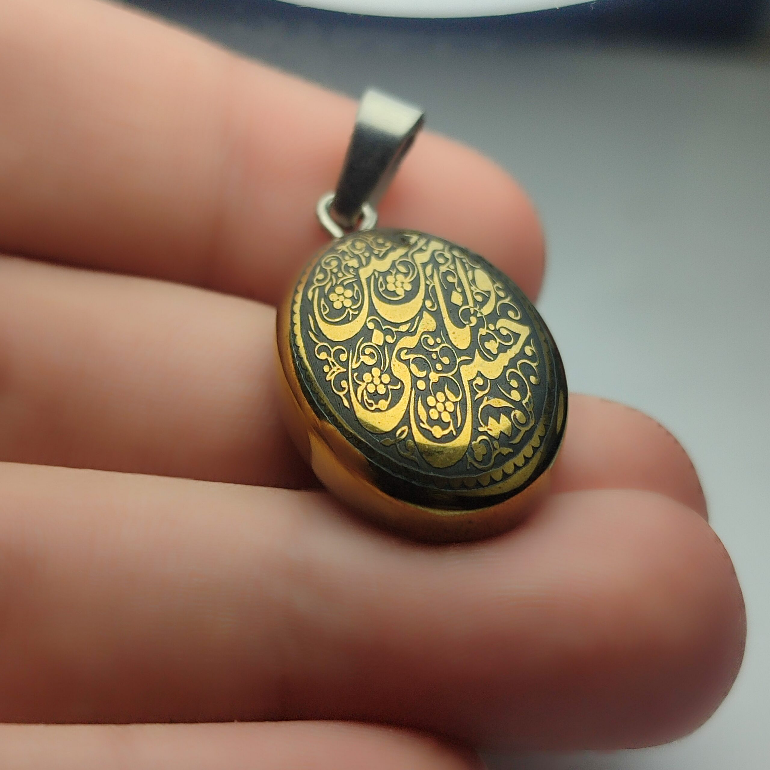 گردنبند حدید مردانه حکاکی حسین منی و انا من حسین | نمادی از عشق، ایمان و اصالت  کد 4005