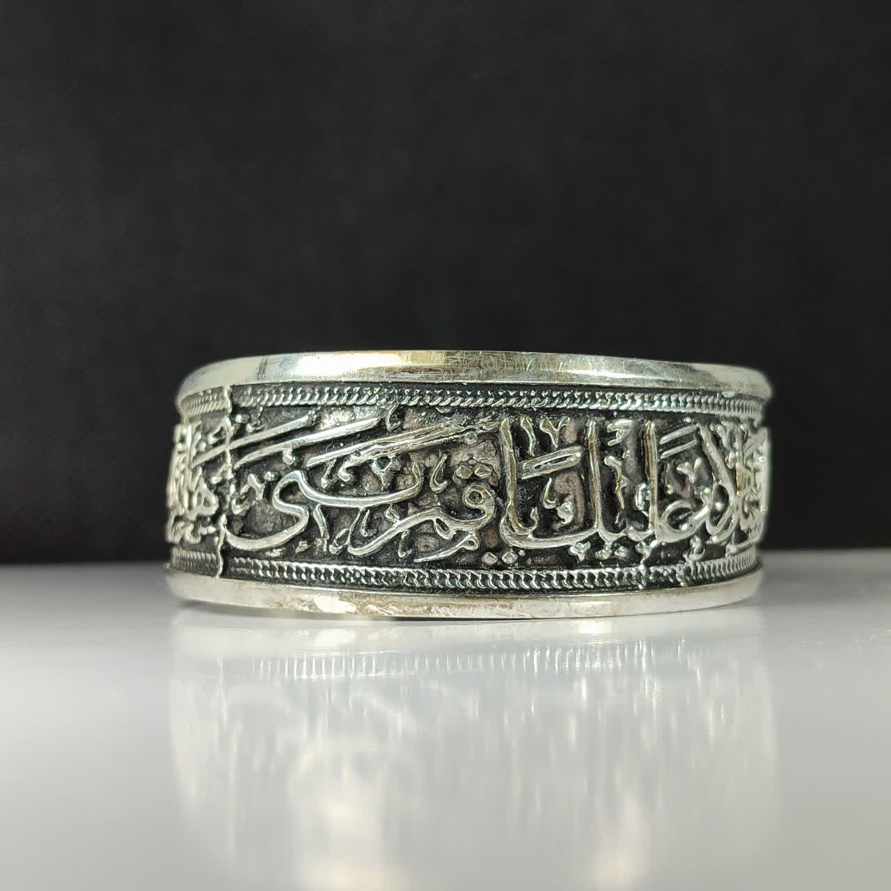 دستبند آلیاژی حکاکی السلام علیک یا قمر بنی هاشم؛ تجلی صلابت و ارادت  کد 3910