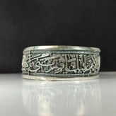 دستبند آلیاژی حکاکی السلام علیک یا قمر بنی هاشم؛ تجلی صلابت و ارادت کد 3910