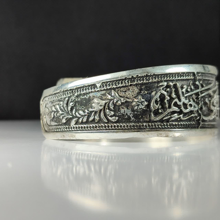 دستبند آلیاژی حکاکی السلام علیک یا قمر بنی هاشم؛ تجلی صلابت و ارادت کد 3910