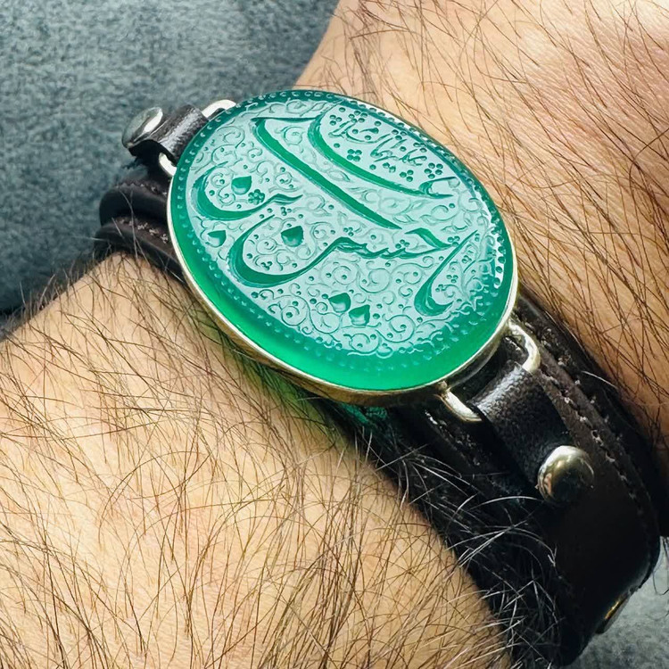 دستبند چرم عقیق سبز حکاکی یا حسین (ع)؛ تجلی اقتدار و معنویت در دستان شما کد 3902