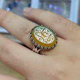 انگشتر نقره عقیق زرد مردانه با حکاکی یا علی و رکاب طرح نیزه کد 3862