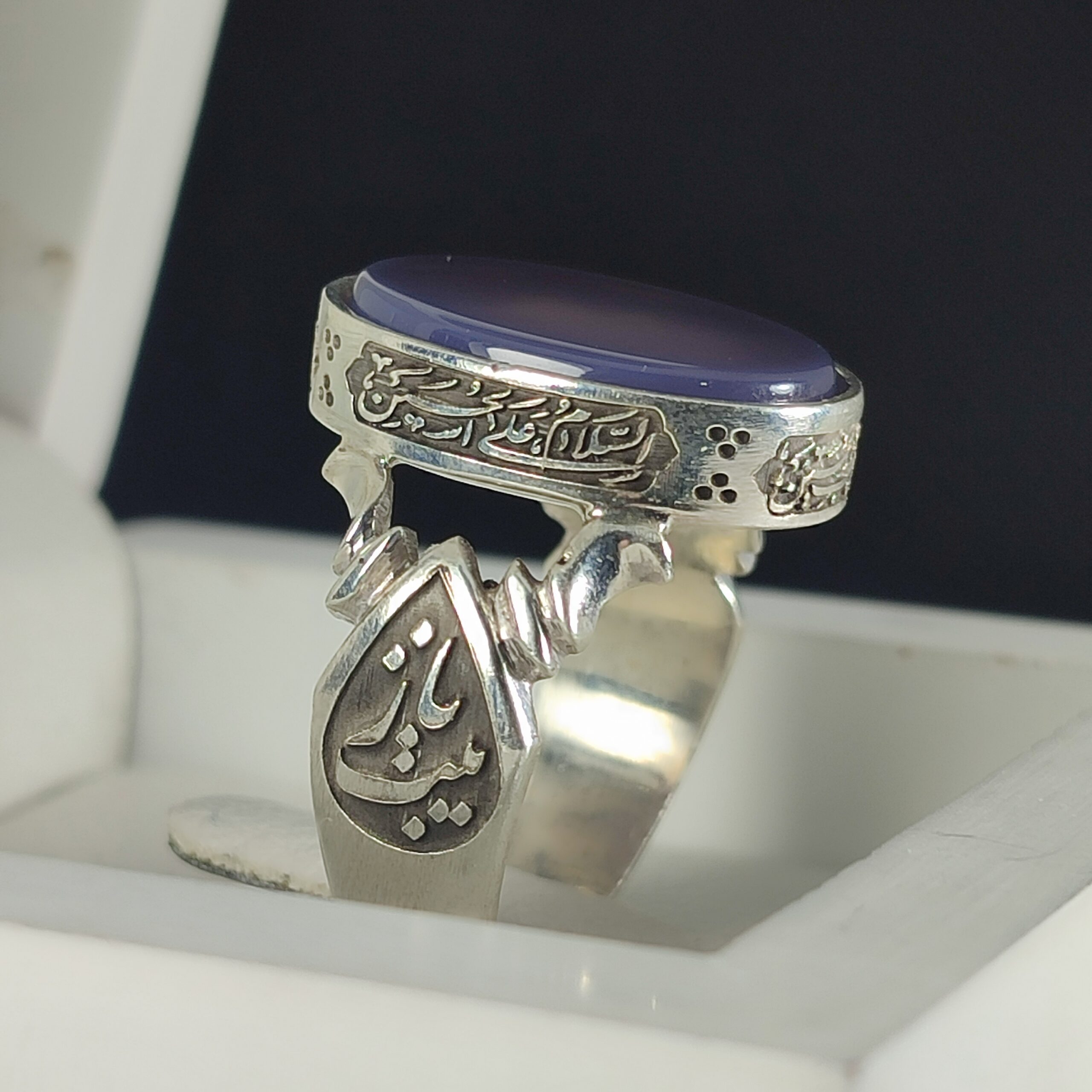 انگشتر نقره باسنگ عقیق سوسنی ذکر روی رکاب (چهار سلام زیارت عاشورا) ذکر بغل رکاب (یارقیه) و (یازینب) کد 2331
