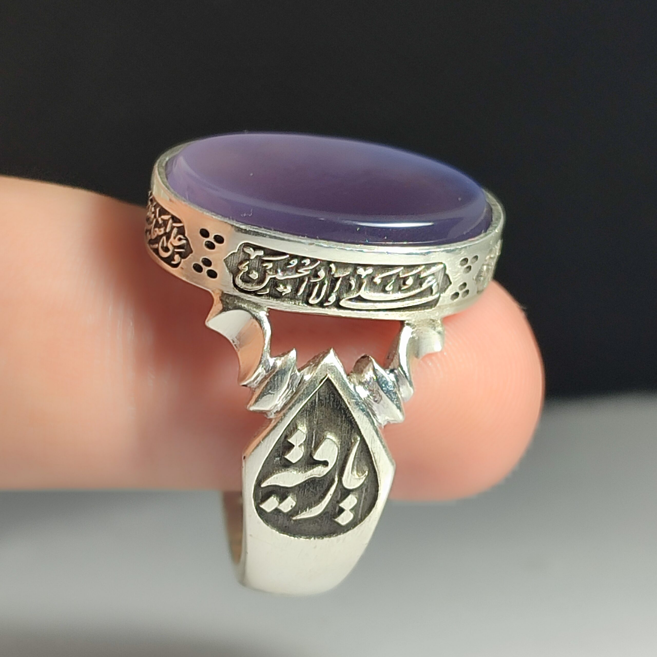 انگشتر نقره باسنگ عقیق سوسنی ذکر روی رکاب (چهار سلام زیارت عاشورا) ذکر بغل رکاب (یارقیه) و (یازینب)  کد 2331