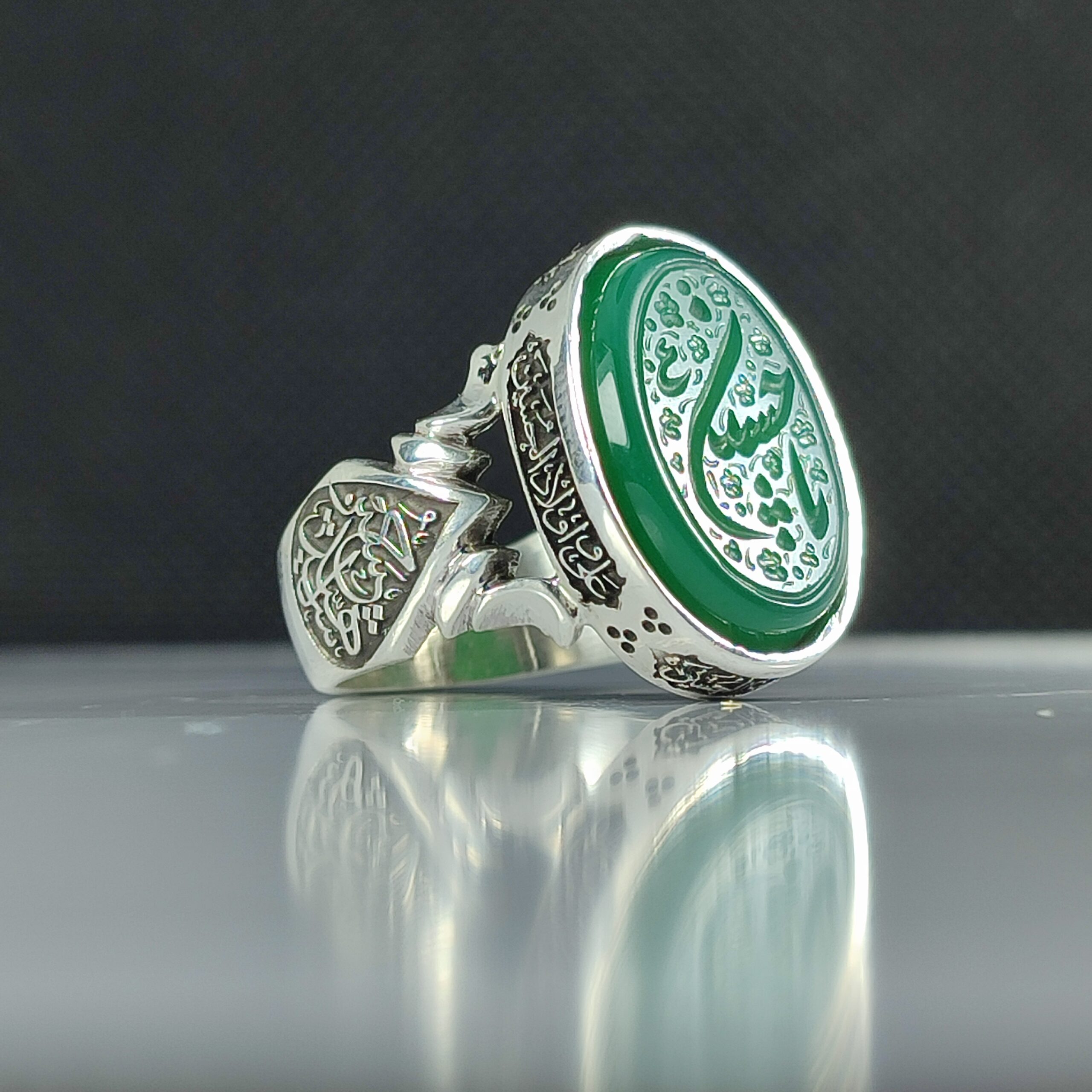 انگشتر نقره باسنگ عقیق سبز حکاکی یاحسین قلمزنی دور رکاب چهار سلام زیارت عاشورا بغل رکاب یا ابلفضل و حسین اشهاده کد 2309