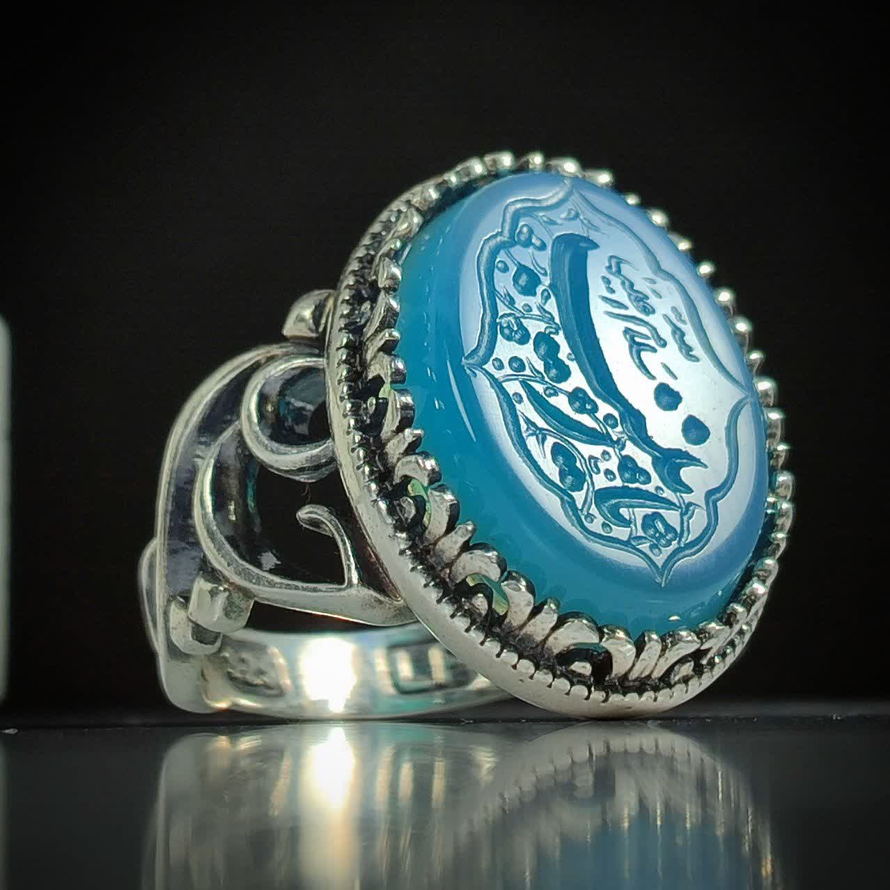 خرید انگشتر عقیق آبی حکاکی "یا زینب" (س) - رکاب مزین به "یا حسین" (ع) کد 2196