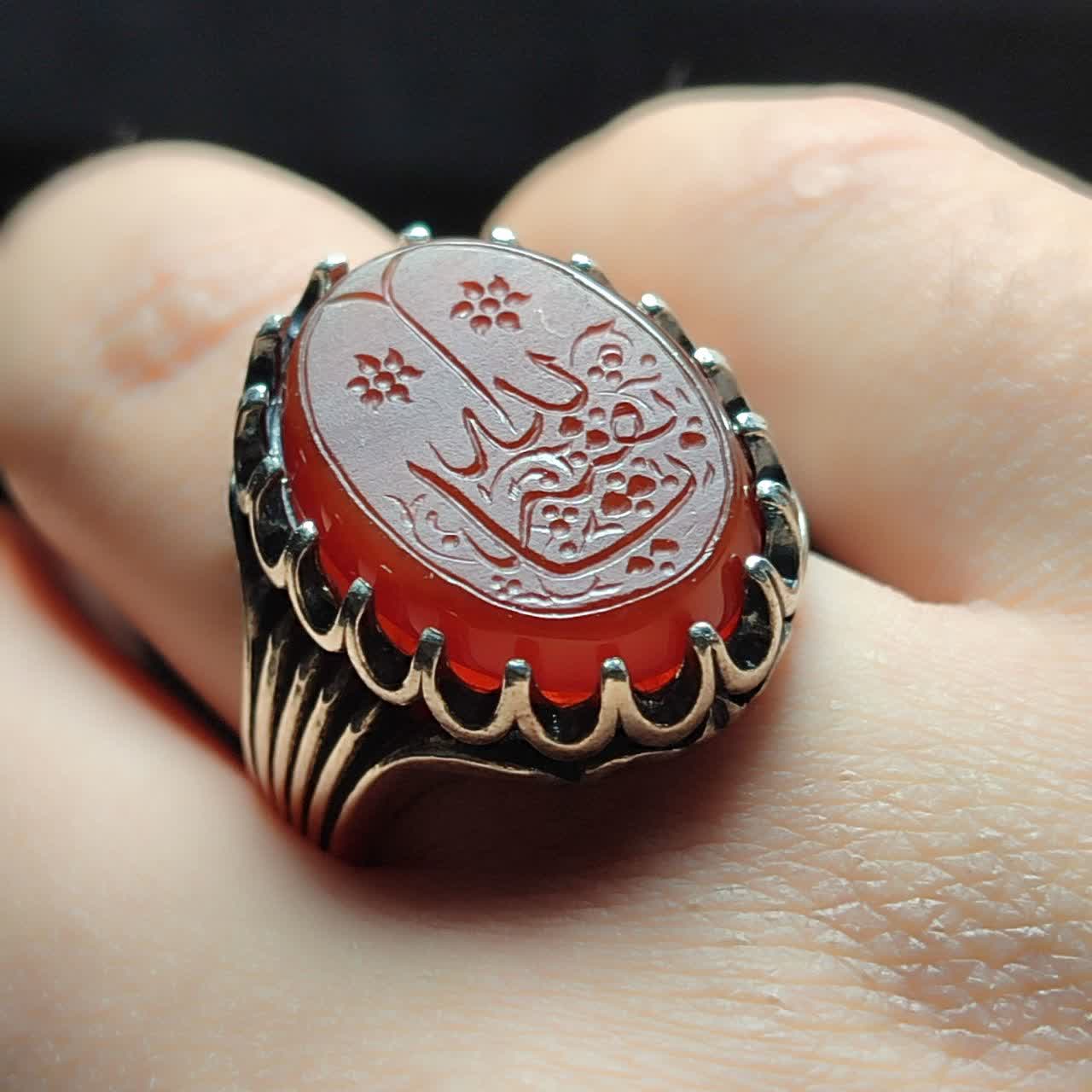 خرید انگشتر عقیق قرمز خطی نقش "یابقیهالله"؛ شاهکار رکاب شیاری کد 2184