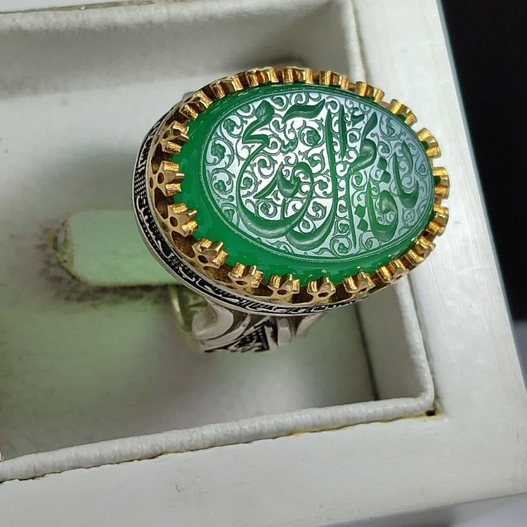 انگشتر عقیق سبز حکاکی "یا قائم آل محمد" با تاج برنجی؛ نگینِ سبزِ انتظار کد 2168
