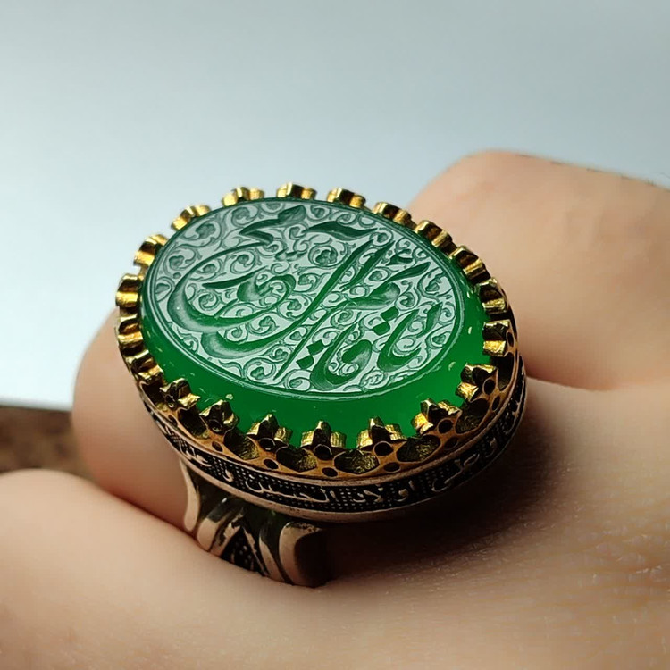 انگشتر عقیق سبز حکاکی "یا قائم آل محمد" با تاج برنجی؛ نگینِ سبزِ انتظار کد 2168