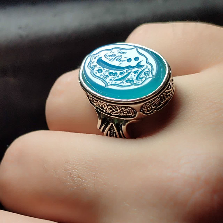 انگشتر عقیق آبی با حکاکی "یا زینب" و رکاب چهار سلام؛ تلاقی صبر و آرامش کد 2148