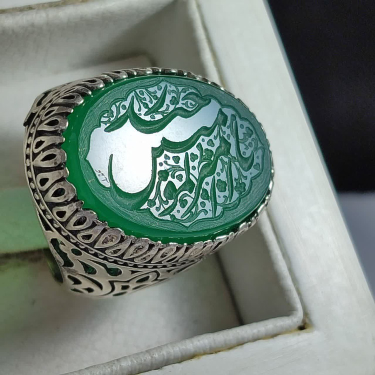 انگشتر عقیق سبز با حکاکی "یا امیرالمؤمنین حیدر"؛ نماد شجاعت و آرامش کد 2141